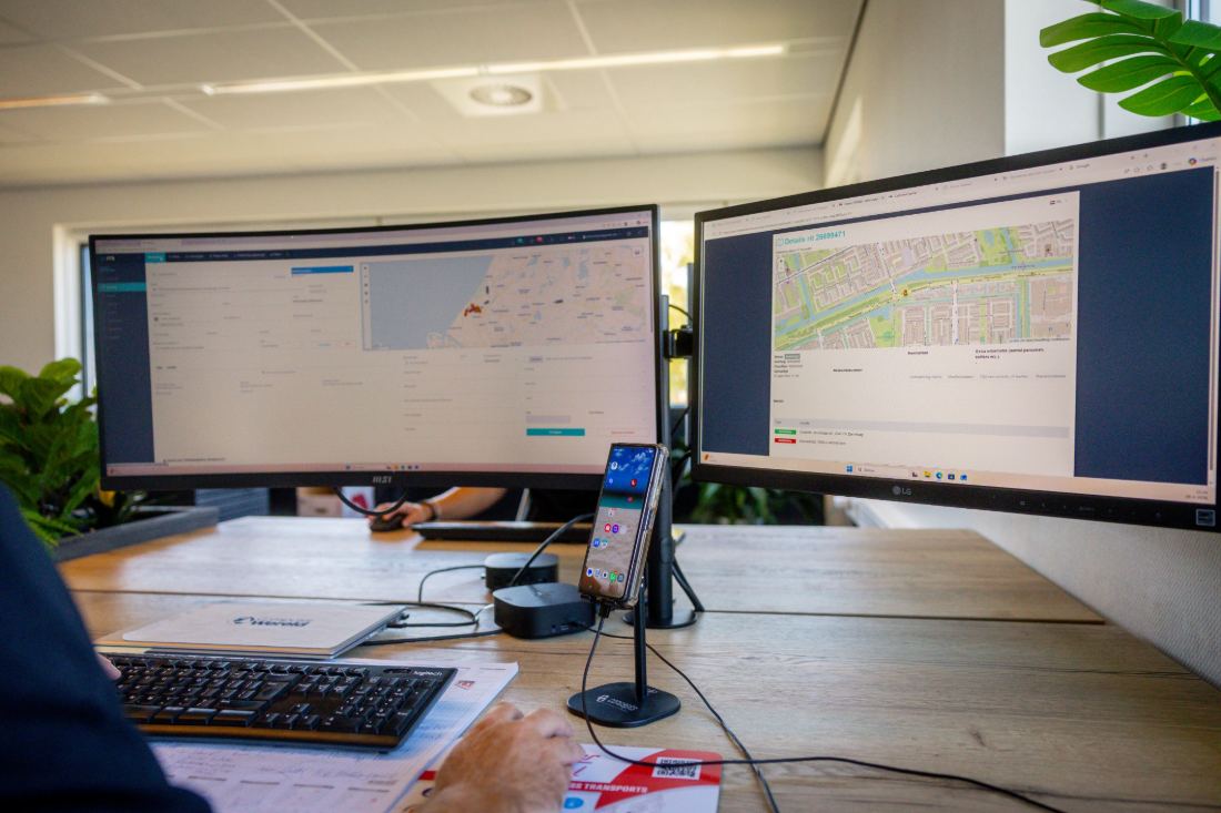 Planningssoftware met live ritten op twee schermen