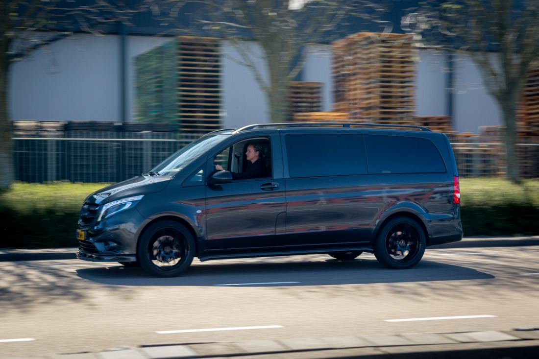 Koeriersbus met spoedzending onderweg