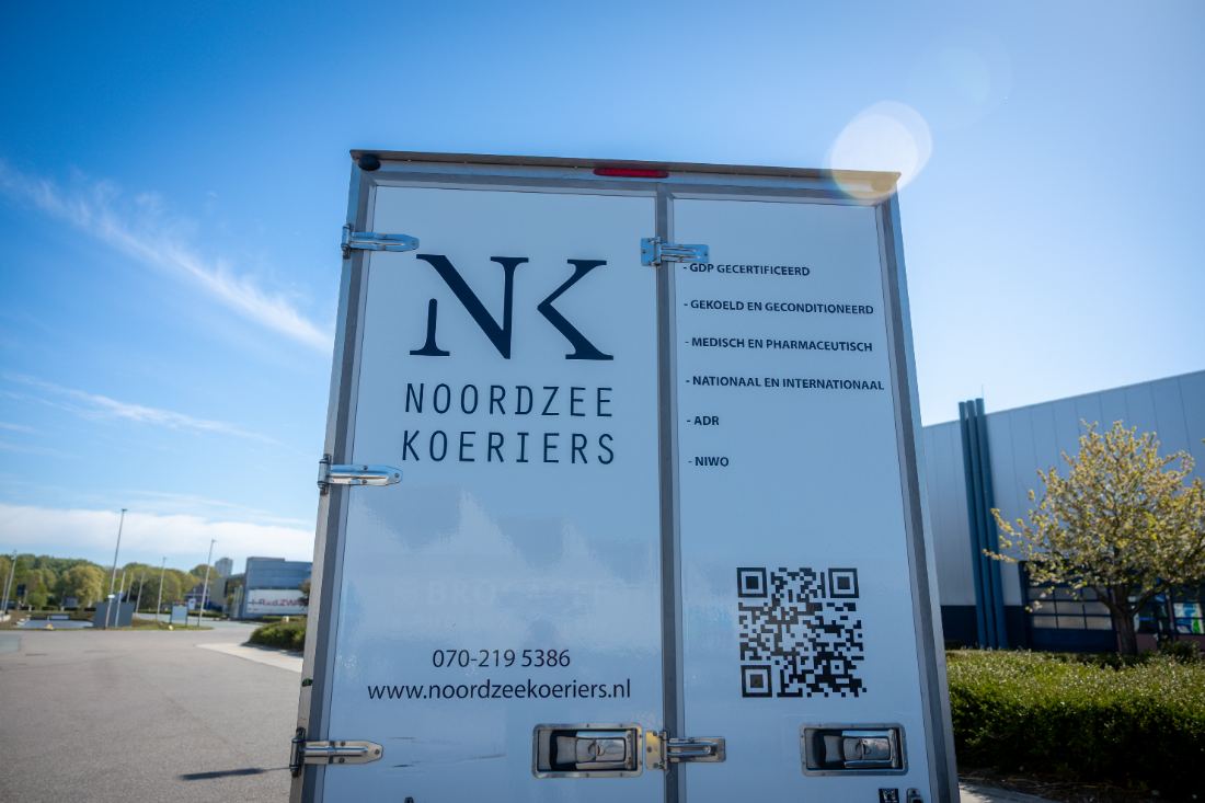 Achterzijde Noordzee Koeriers wagen met certificeringen