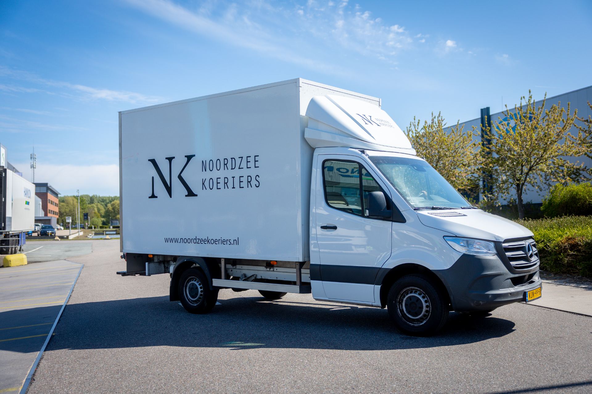 Noordzee Koeriers bakwagen voor het magazijn