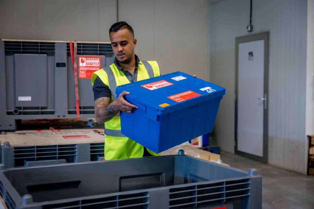 Koerier met een gekoelde transportbox